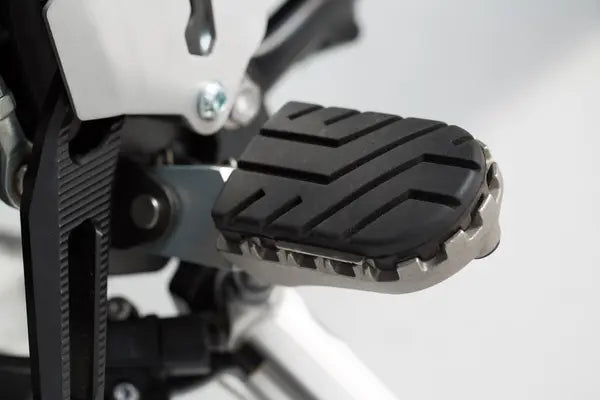 Triumph Scrambler 1200 XE [2025-2026] - Repose-pieds ION – photo 2