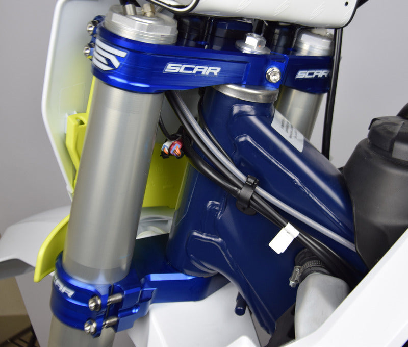 Husqvarna Te 449 A6 [SCAR] - Gabelbrücke OE Offset Blau