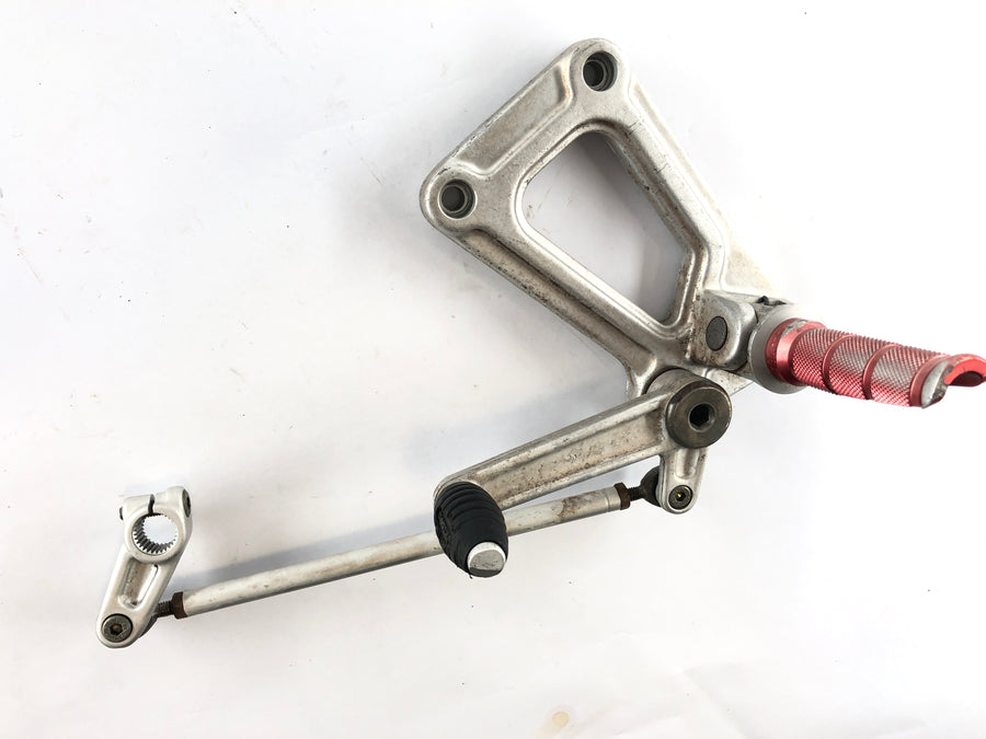 Ducati 900 SS [1993] - Repose-pied conducteur gauche avec support et levier de vitesse