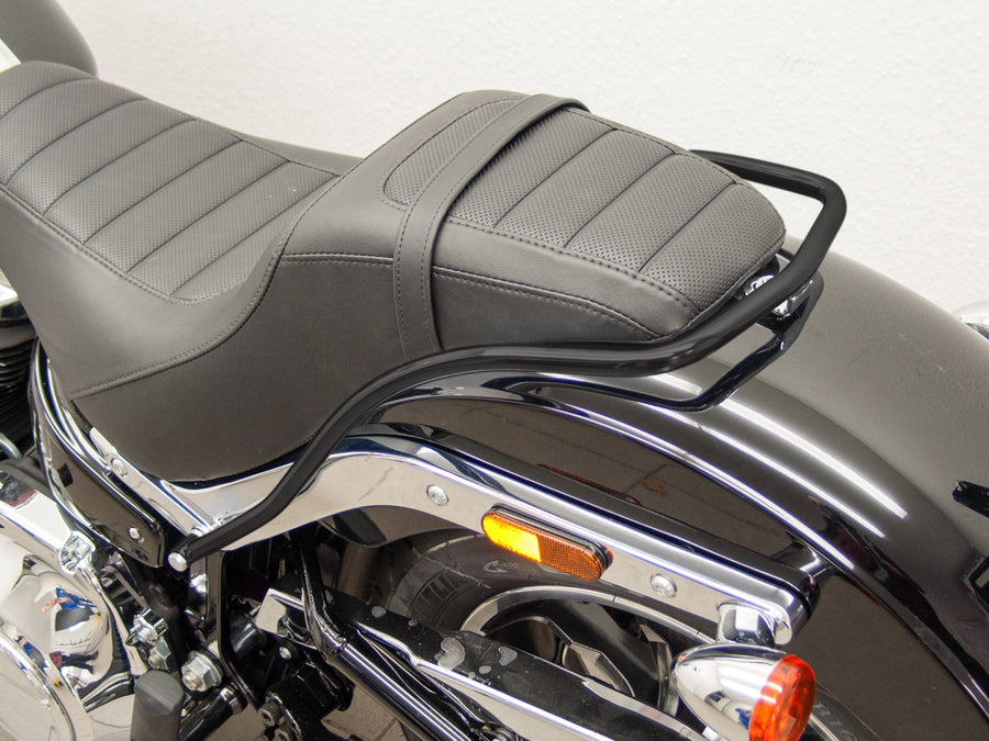 Harley Davidson Softail Low Rider (Milwaukee-Eight 107/114) [2018] - Sitzbankumrandung, schwarz