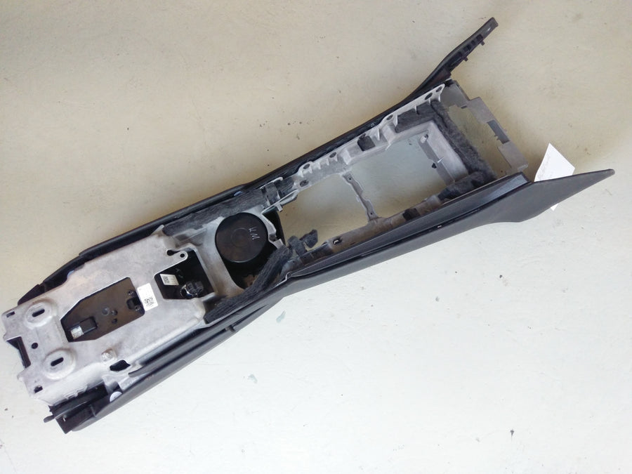 Porsche Panamera Turbo [2010] - Center console front black leather armrest