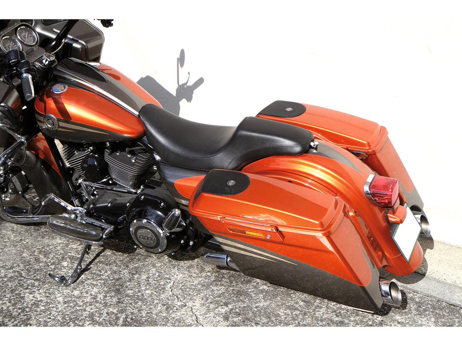 Harley Davidson Touring [2009-2025] – Gunfighter Glattes Sitz Schwarz Kunstleder