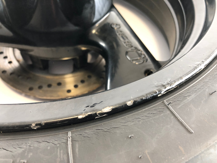 Ducati 900 SS [1993] - Rear wheel rim with paint damage