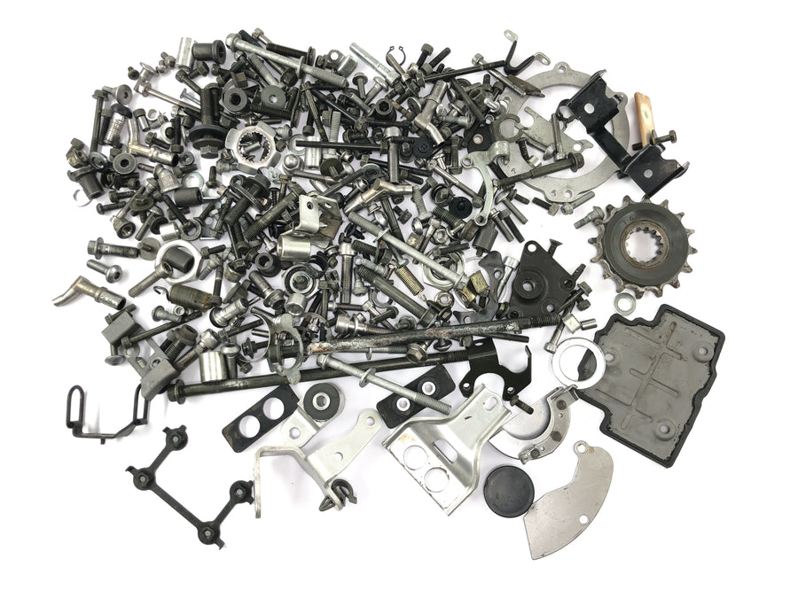 Yamaha YZF R1 RN09 [2002] - pièces restantes et vis lot mixte de petites pièces