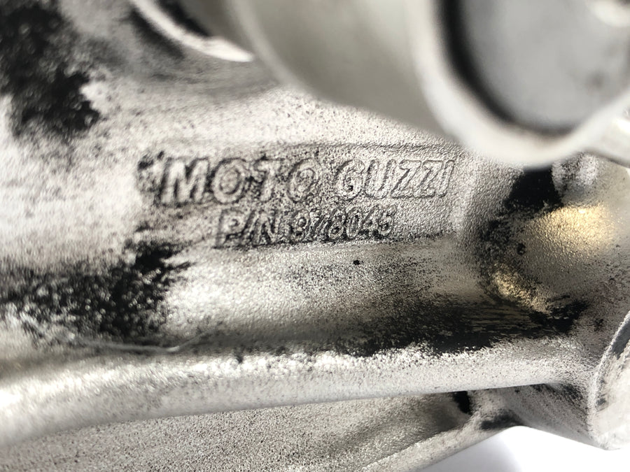 Moto Guzzi Stelvio 1200 8V [2011] - Support repose-pied gauche avec levier de vitesse