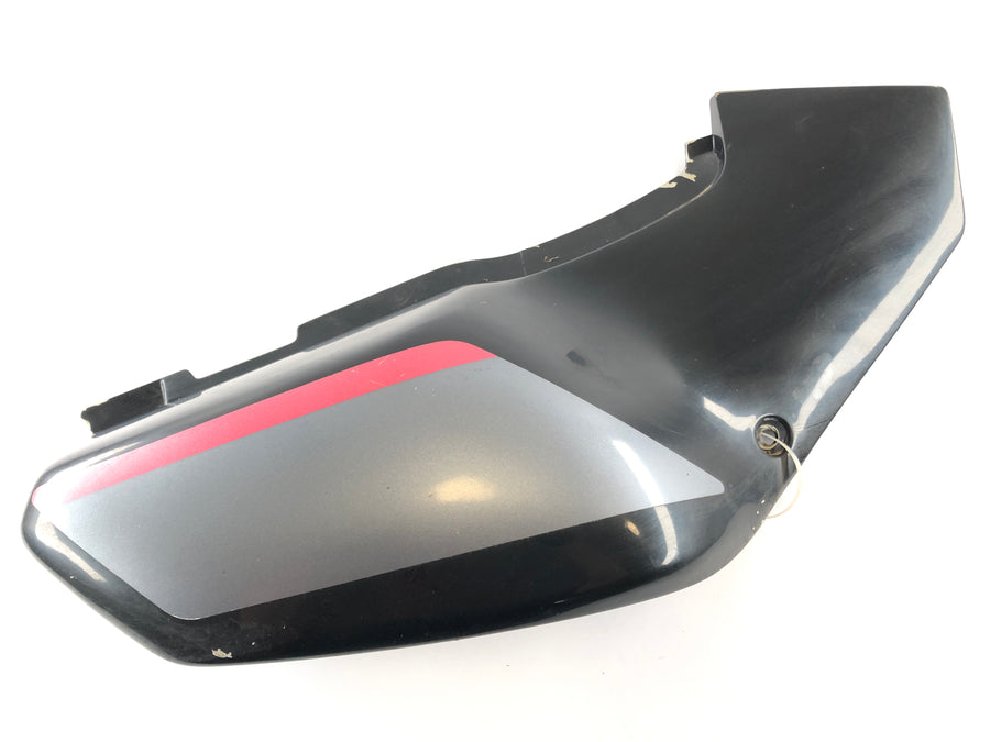 Yamaha XTZ 750 Super Tenere 3LD [1995] - Patte de fixation du panneau latéral arrière droit cassée