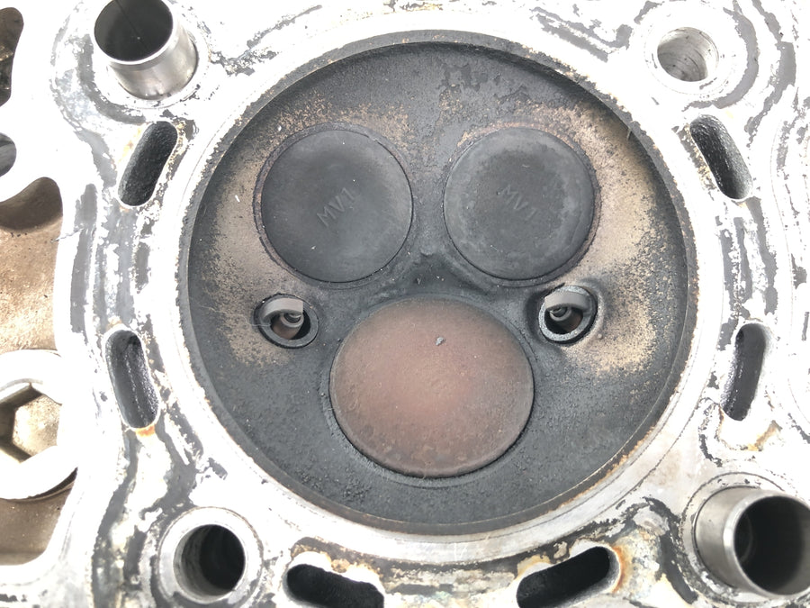 Honda XRV 750 Africa Twin RD04 [1990] - Cylinder head with front valves