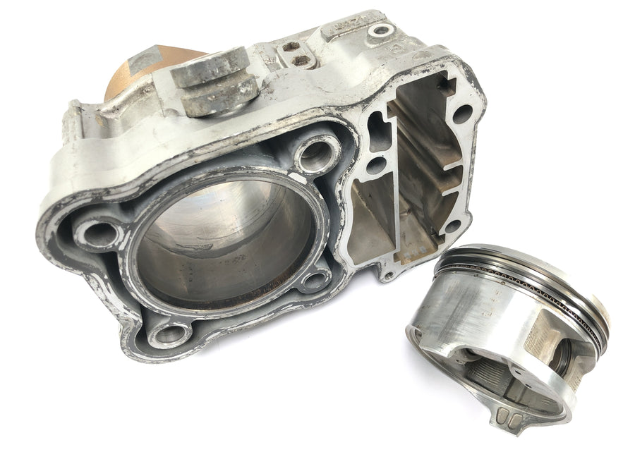 Honda XRV 750 Africa Twin RD04 [1990] - cylinder with piston at the front