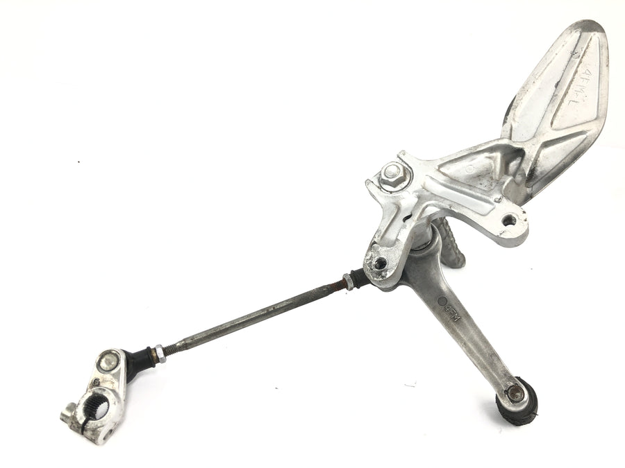 Yamaha YZF 750 R 4HN [1995] - Driver's footrest system on the left with shift pedal and linkage