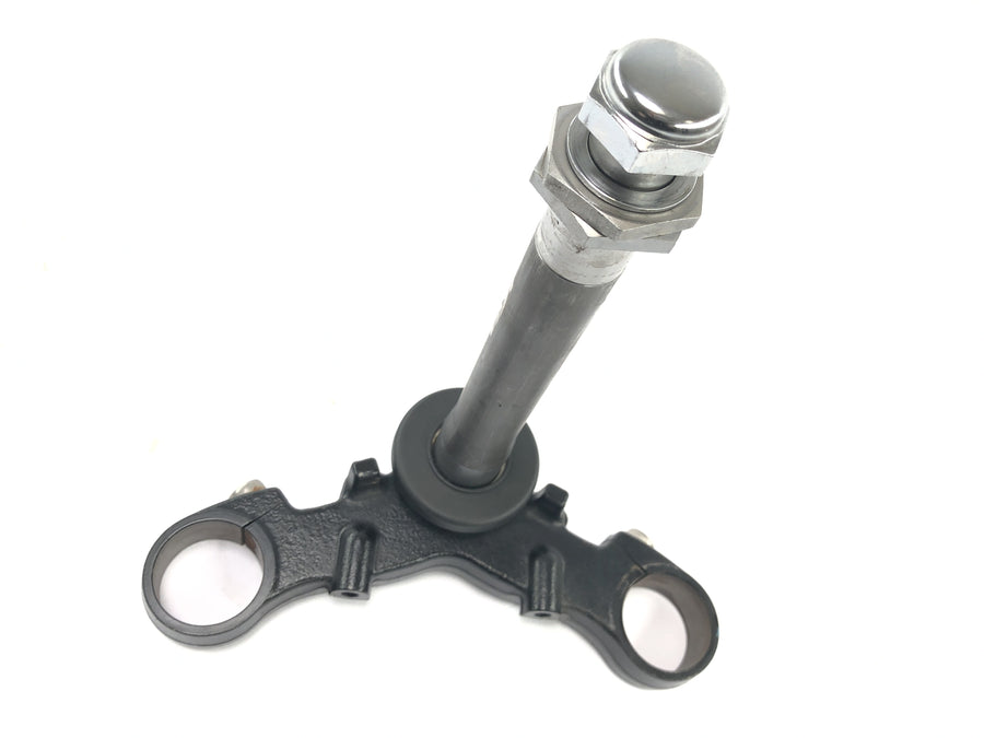 Triumph Bonneville T100 986MF [2012] - Lower fork bridge, steering head bridge fork clamp
