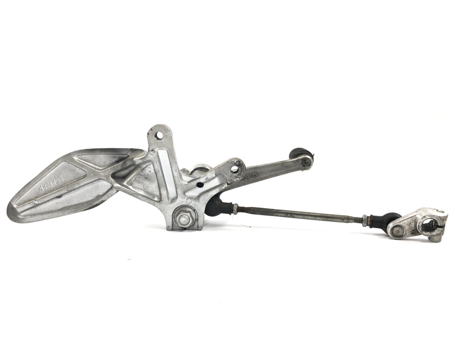 Yamaha YZF 750 R 4HN [1995] - Driver's footrest system on the left with shift pedal and linkage