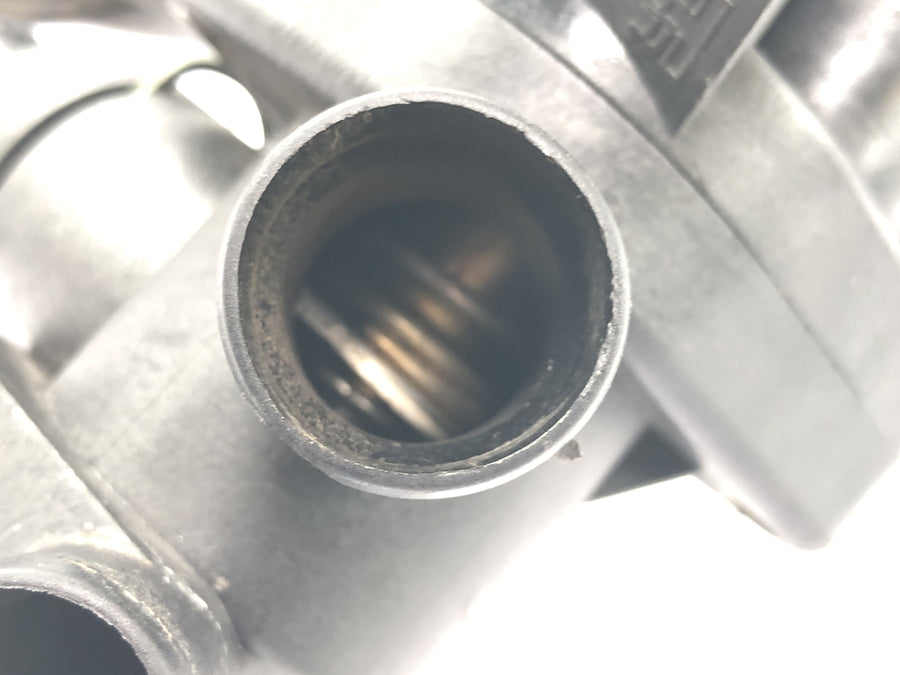 TRIUMPH DAYTONA 955I T595 [1998] - Boîtier de thermostat de thermostat d'eau