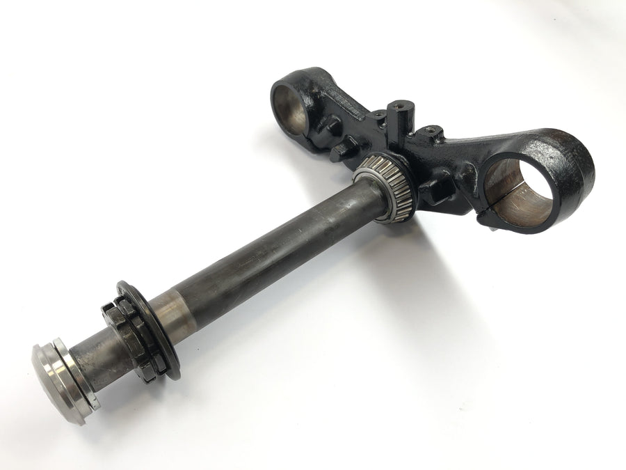 Kawasaki GPZ 1100 ZXT10E [1997] - fork bridge below control head pipe