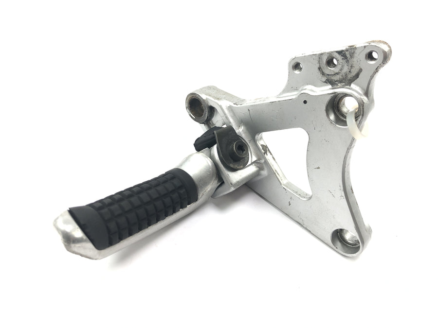 Suzuki GSX R 1100 GU74C [1987] - Footrest system Driver's footrest with holder on the right