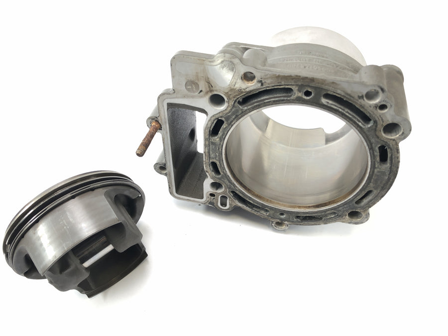 KTM 950 SM LC8 [2008] - Cylindre avec des pistons à l'arrière