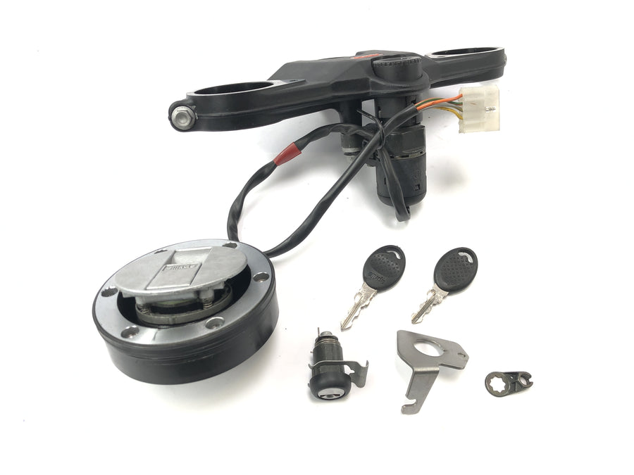 Aprilia RST 1000 Futura [2002] - locksmith with fork bridge above ignition lock tank lid key set