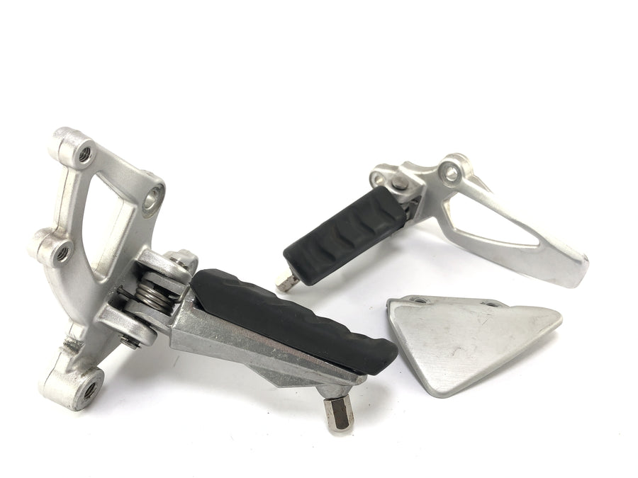BMW R 1200 R [2007] - Fahrerfußrasten links und rechts mit Halter