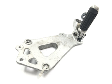 Suzuki GSX R 1100 GU74C [1987] - Pillion footrest with bracket on the right