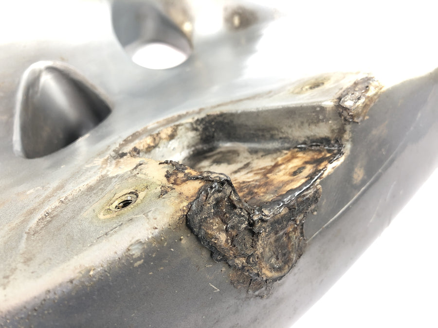 KTM 640 Adventure LC4 [2001] - Réservoir de carburant avec robinets de carburant endommagés