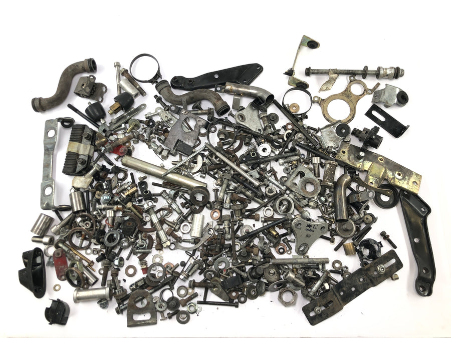 Suzuki GSX R 1100 GU74C [1987] - remaining parts and screws mixed lot of small parts