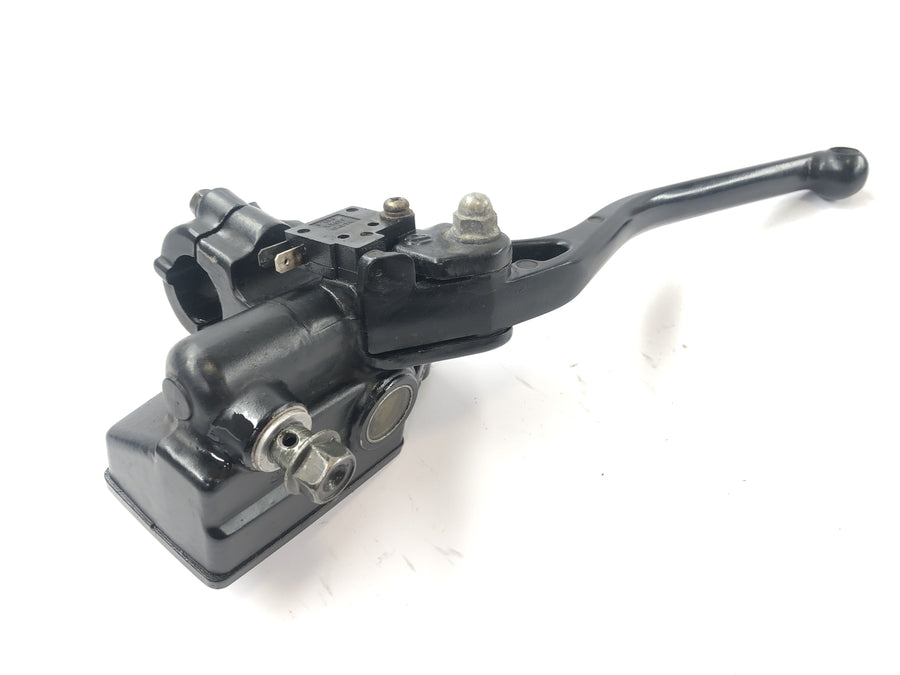 Honda XBR 500 PC15 [1989] - Raccord de frein à levier de frein sur le cylindre de frein principal droit