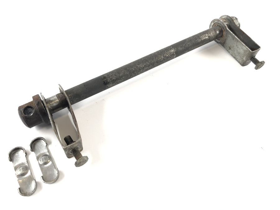 Triumph Bonneville T140V [1976] - rear axle axis with chain tensioner
