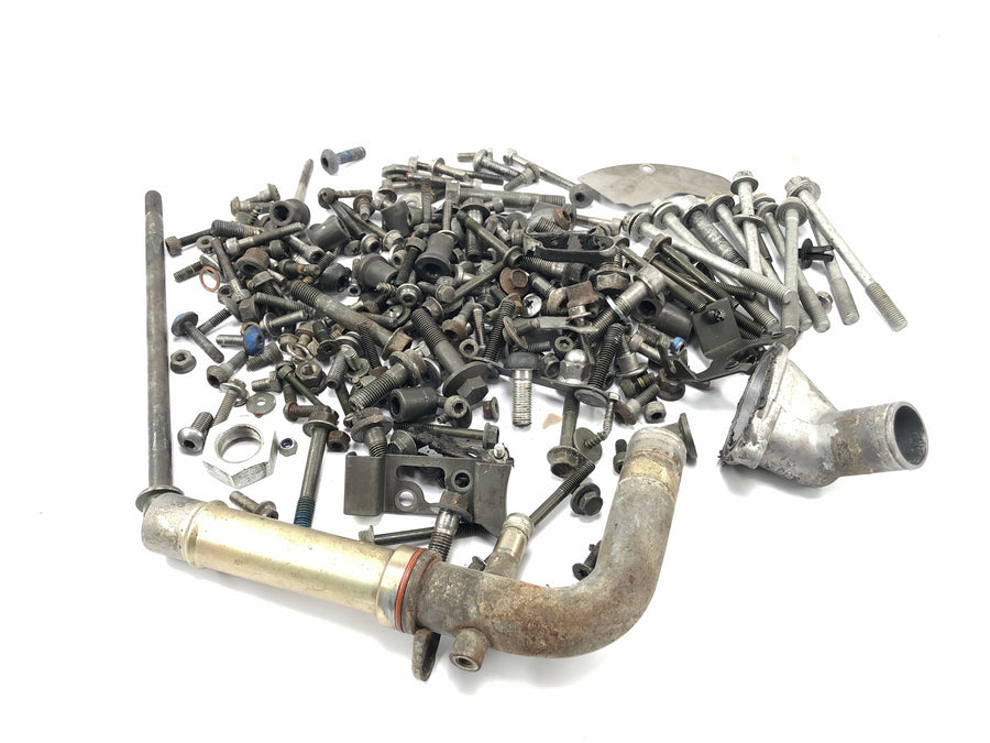 Yamaha YZF R1 RN09 [2003] - screws residual parts are bundle