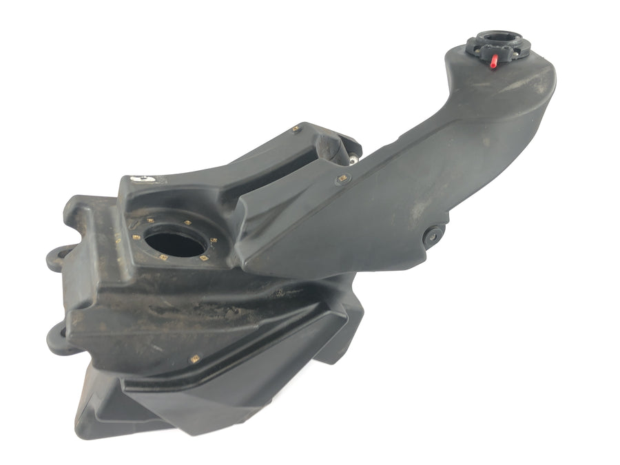 Husqvarna TR 650 Strada A8 [2012] - Réservoir de carburant, réservoir d'essence, réservoir en plastique, gros plan