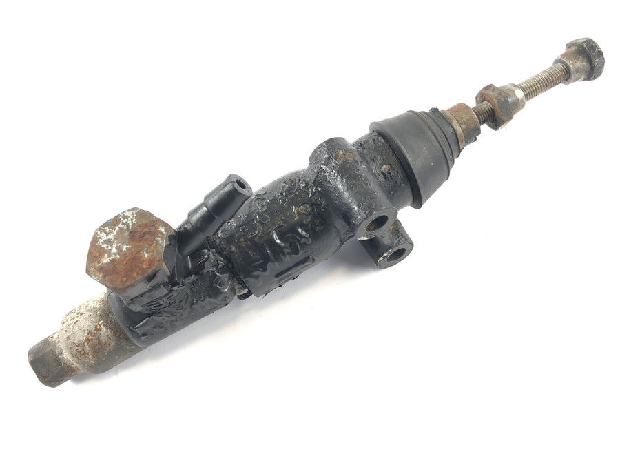 Triumph Bonneville T140V [1976] - brake pump behind