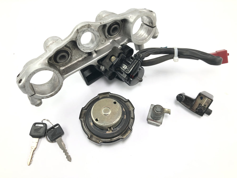 Honda XRV 750 Africa Twin RD04 [1990] - top triple clamp with ignition lock tank cap