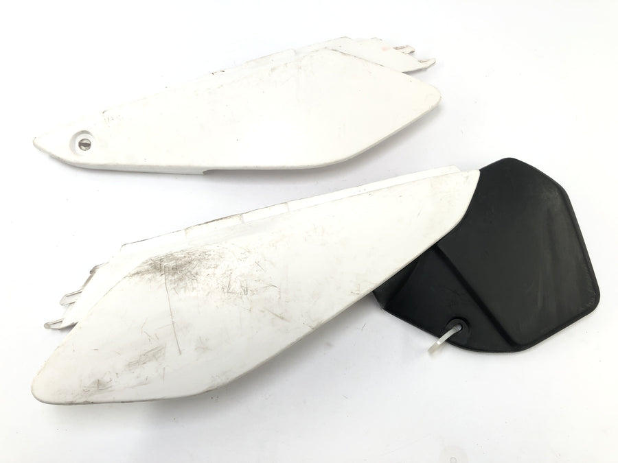 Yamaha DT 125 DE06 [2005] - Side panel right and left