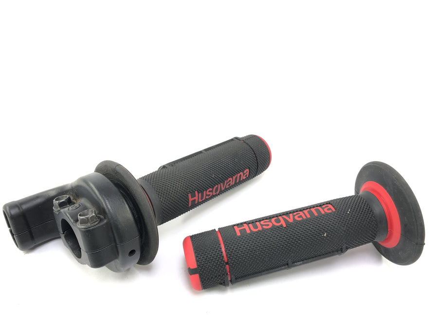 Husqvarna SM 630 A4 [2010] - Handlebar fitting right throttle grip with rubber grips