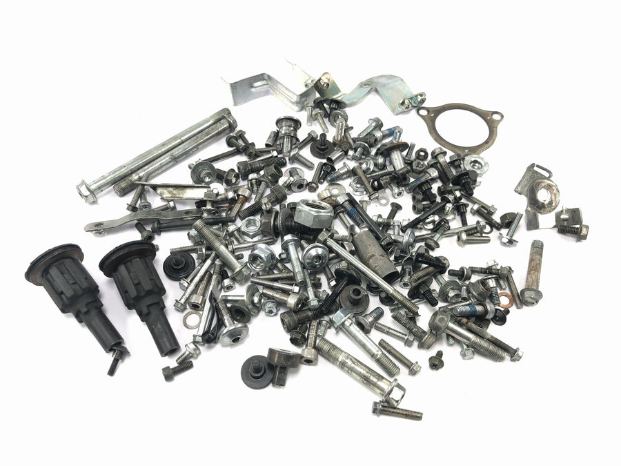 Suzuki GSF 1250 SA Bandit WVCH [2007] - pièces restantes et vis lot mixte de petites pièces