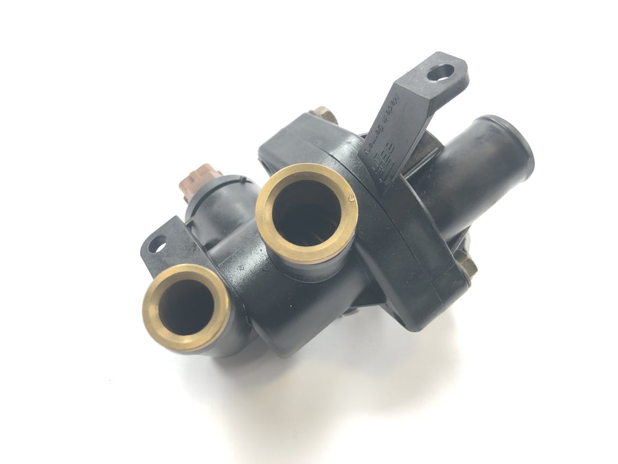 Triumph Tiger 955i 709EN [2003] - Boîtier de thermostat du système de refroidissement du distributeur de liquide de refroidissement