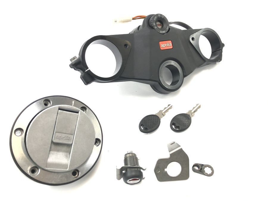 Aprilia RST 1000 Futura [2002] - locksmith with fork bridge above ignition lock tank lid key set