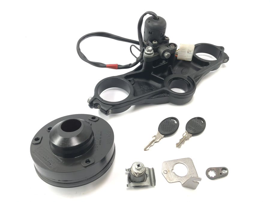Aprilia RST 1000 Futura [2002] - locksmith with fork bridge above ignition lock tank lid key set