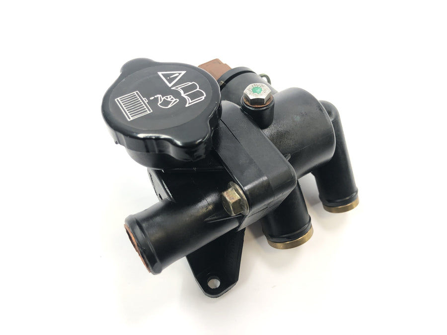 Triumph Tiger 955i 709EN [2003] - Boîtier de thermostat du système de refroidissement du distributeur de liquide de refroidissement