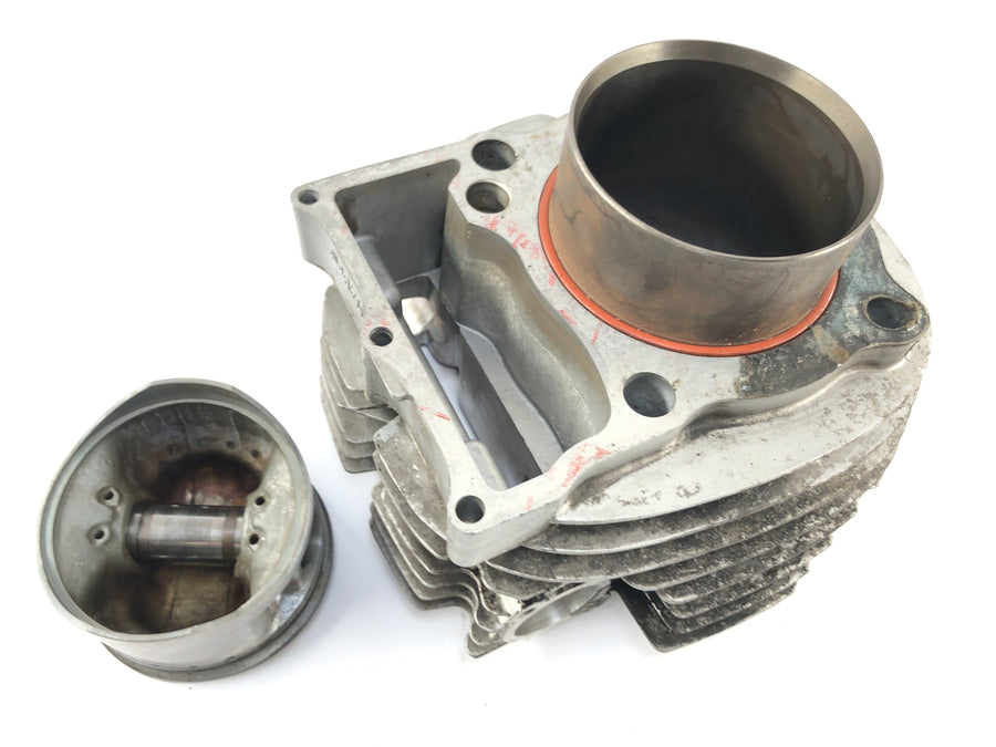 Yamaha XV 750 5G5 [1982] - cylinder with pistons in the back