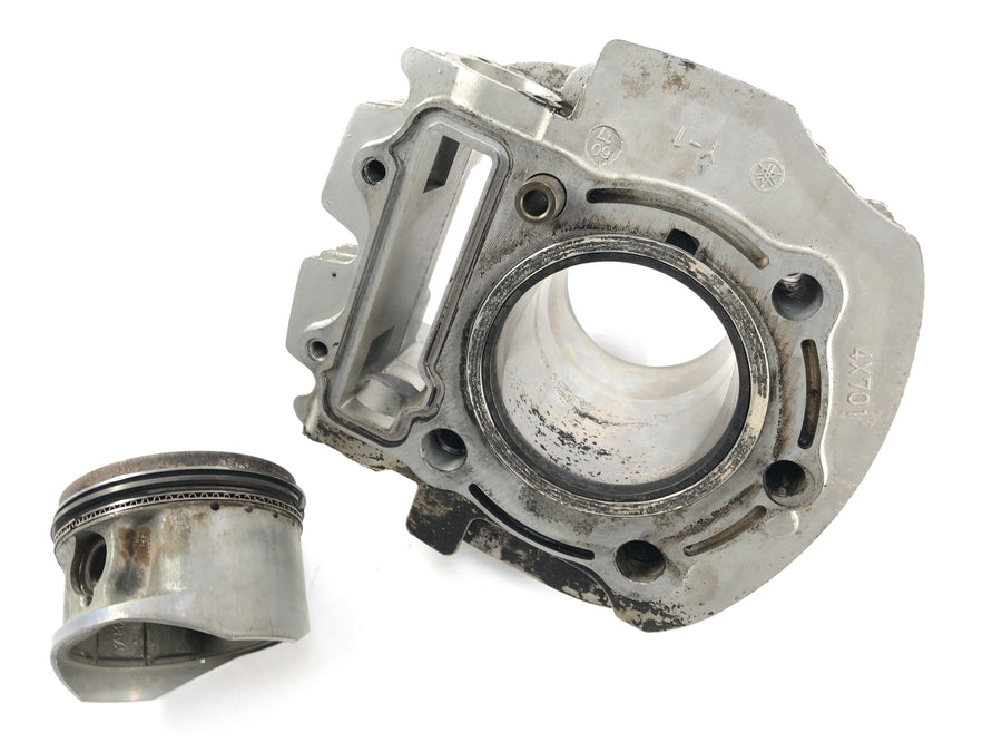 Yamaha XV 750 5G5 [1982] - cylinder with pistons in the back