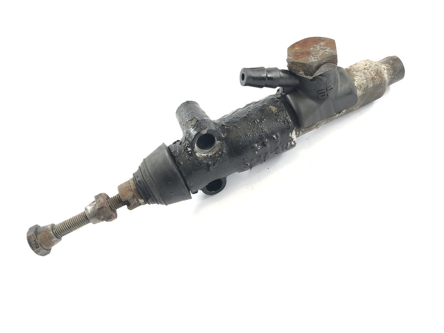 Triumph Bonneville T140V [1976] - brake pump behind