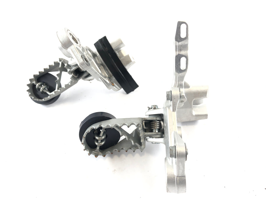 Husqvarna 701 Supermoto [2019] - Footrests right and left with holder