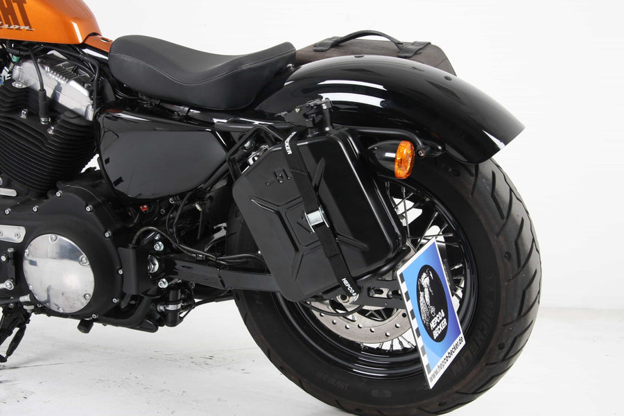 Harley-Davidson Sportster 883 Roadst [2004-2020] - Kanister Cutout inkl. Halter