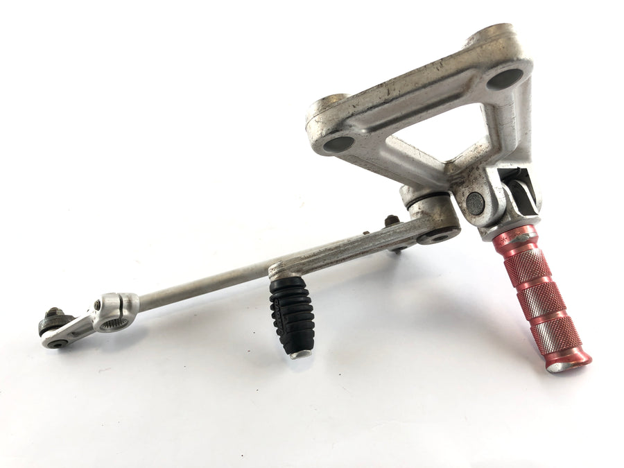Ducati 900 SS [1993] - Repose-pied conducteur gauche avec support et levier de vitesse