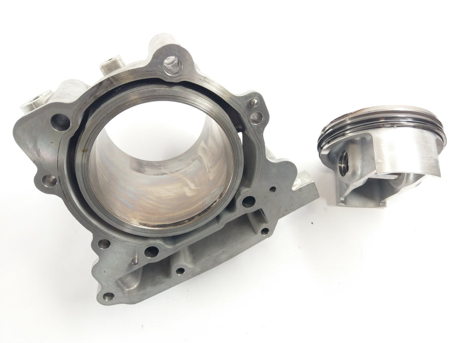 Aprilia RST 1000 Futura [2004] - Cylindre avec des pistons
